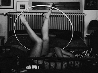 Frau mit Hula-Hoop-Reif auf Bett